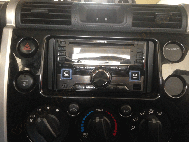 магнитола alpine установленная в Toyota FJ Cruiser магнитола alpine установленная в Toyota FJ Cruiser